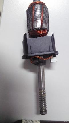 高爾夫6右前車窗放不下來,修復右前門升窗電機。