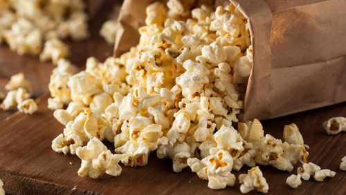 沒(méi)有大米沒(méi)有機(jī)器，孩子們用農(nóng)副產(chǎn)品自制爆米花